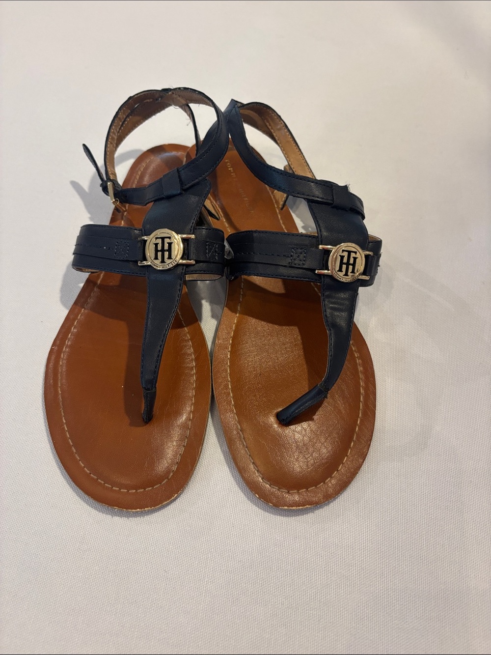 Tommy Hilfiger Women’s Navy T-Strap Sandals with Gold Logo. Size 9M